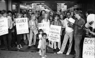 SOLGTE VARER FRA S�R-AFRIKA: Varehuset Gunerius i Storgata i Oslo fikk bes�k av Boikott S�r-Afrika-komiteen i 1985. FOTO: Ola N�ss