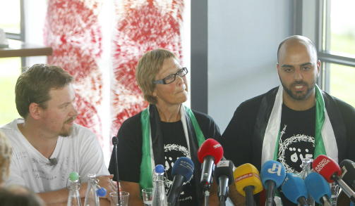 SLITNE: F.v. Espen Goffeng, Randi Kj�s og Nidal Hajazi er medtatt etter de siste dagers opplevelser, men lykkelige over oppmerksomheten Gaza-blokaden har f�tt. MMS-foto: BJ�RN LANGSEM/DAGBLADET