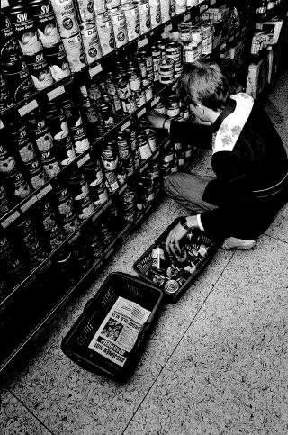TOK UT S�R-AFRIKANSKE PRODUKTER: Aksjon mot apartheid i Oslo. Foto: Lars Eivind Bones