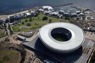 GREEN POINT STADIUM: Publikum ankommer en helt ny stadion i Cape Town. Foto: AP/Dean Treml