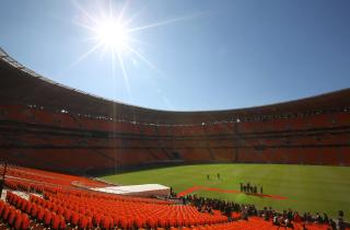 SOCCER CITY: P� denne banen spilles b�de VMs f�rste og siste kamp. Foto: EPA/KIM LUDBROOK