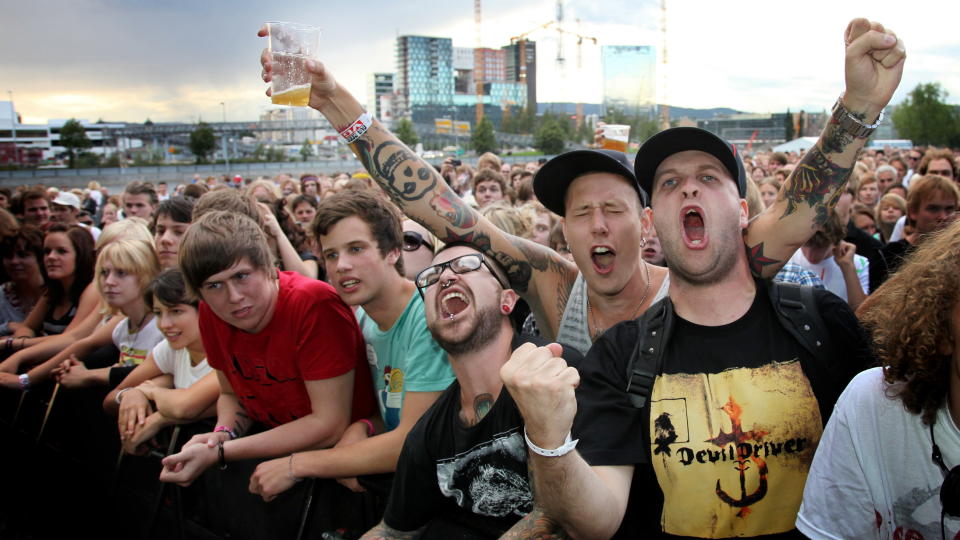 DYRERE OG D�RLIGERE: Sommerens musikkfestivaler kan f� problemer dersom de foresl�tte st�ygrensene og krav til st�ym�ling blir vedtatt. For �yafestivalen sin del kan det bety dyrere billettprisen. Her fra �yafestivalen 2009: Publikum p� konsert med bandet The Bronx. Foto: Eirik Helland Urke