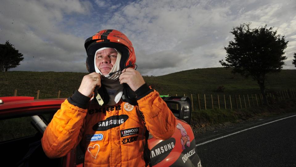 FIKK ADVARSEL: Henning Solberg kom for seint til den offisielle fotograferingen under Rally Portugal, og har blitt ilagt en skriftlig advarsel av Det internasjonale bilsportforbundet.Foto: SCANPIX/EPA/Richard Balint