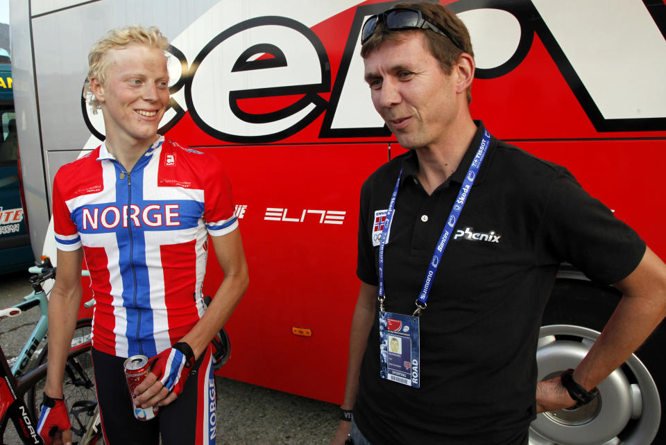 HENGER MED I TOPPEN:  Christer Rake (t.v.) henger godt med i toppen av sammendraget i Ringerike Grand Prix etter fjerdeplass p� etappen fra Geilo til Krokstadelva. Joker-Bianchi-rytteren er bare 19 sekunder bak ledende Alexander Wetterhall fra Sverige. Her er han sammen med Olympiatoppen-coach Atle Kv�lsvoll under VM i Mendrisio i fjor.
Foto: B�rd Id�s / SCANPIX