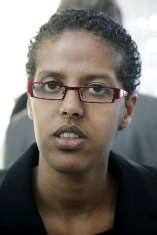 HAR TRUKKET SEG FRA KVINNEPANELET: Forfatter Amal Aden.  Foto: Jacques Hvistendahl / Dagbladet
