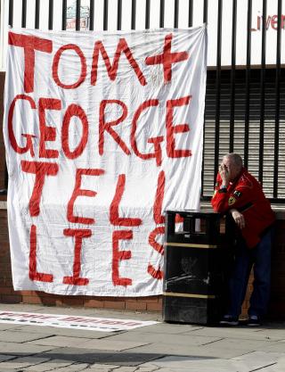 F�R ALL SKYLD FOR MOTGANGEN: Tom Hicks og George Gillett. Foto: AP Photo/ Peter Byrne /PA