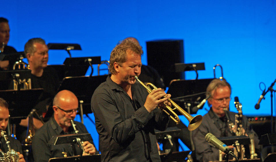 GODT SELSKAP: Nils Petter Molv�r og Bergen Big Band m�ttes p� utmerket vis i Grieghallen i regi av Nattjazz og Festspillene i Bergen.  Foto: Terje Mosnes/Dagbladet