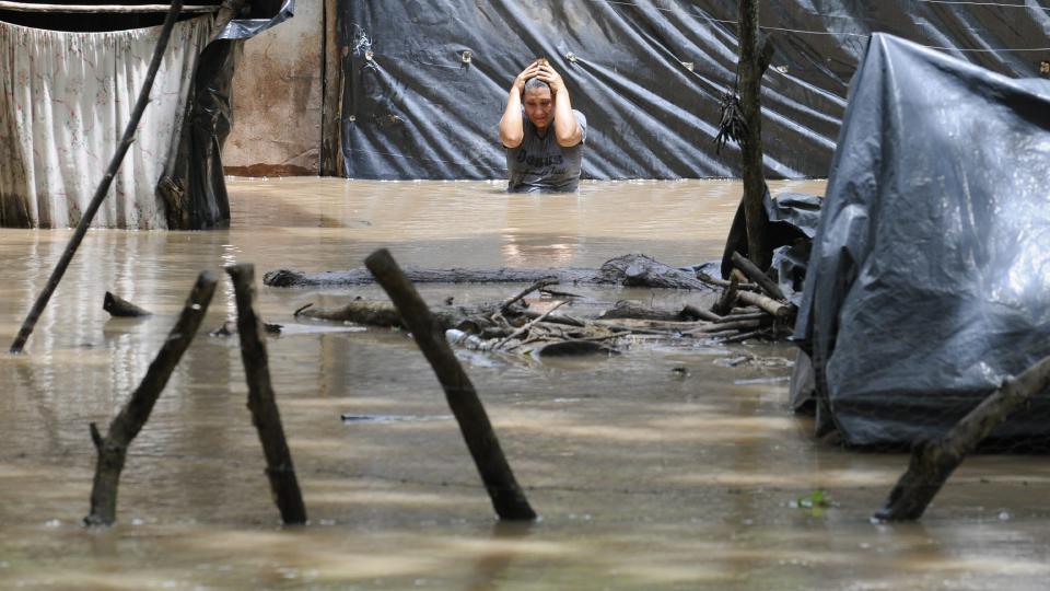 ALT ER TAPT: Denne kvinnen i byen Jiquilisco i El Salvador kan ikke annet enn gr�te. Foto: EPA/ROBERTO ESCOBAR/Scanpix