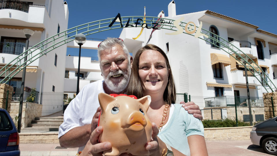  ALFAZ DEL PI: Den st�rste gleden  er � hjelpe andre, sier Elin Lindquist-Bergstrand, og Asbj�rn Julius Jensen i Costa Blanca Nord Frivillig Sentral. De tyr gjerne til sparegrisen for � f� hjulene til � g� helt rundt . Foto: John Terje Pedersen