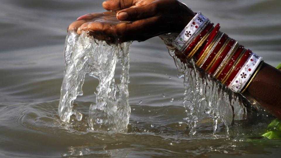 N�R GUD ER KVINNE: En kvinne ber ved elva Ganges i Allahabad i India, p� Verdens vanndag 22. mars 2010. Foto: Rajesh Kumar Singh/AP Photo