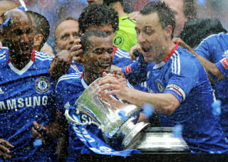 HAR FA-CUPEN: TV-seere med parabol f�r bare FA-cupen p� Viasat. Foto: AFP/ADRIAN DENNIS