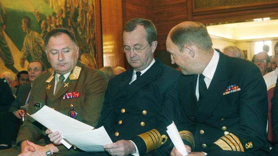 KONKURRERENDE: Et storstilt milit�rsamarbeid i Norden er lansert de siste �rene. Forel�pig kan det se ut som det vil konkurrere med NATO og EU om ressurser, snarere enn � skape synergieffekter, skriver Petersson. P� bildet forsvarssjefene i 2008 (f.v.): Sverre Diesen fra Norge, fra Finland Juhani Kaskeala og fra Sverige, H�kan Syr�n.
Foto Morten Holm / SCANPIX