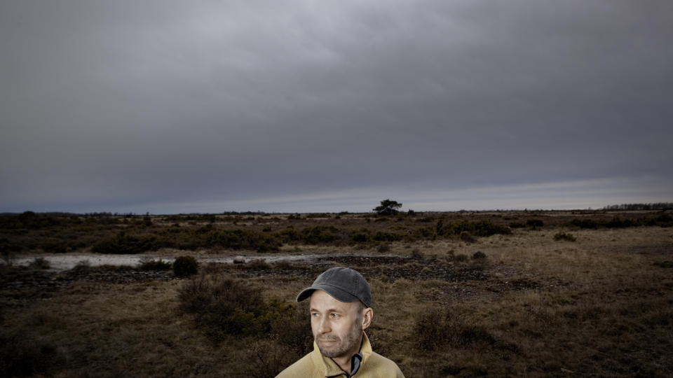 Endelig framme: Johan Theorin ute p� Stora Alvaret, det enorme, �de m�nelandskapet av kalkstein og sm�busker. Foto: J�rn H. Moen.