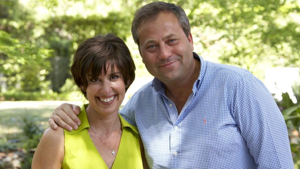 NORGESVENN: Norske bokelskere har tatt imot Cecilia Samartin med �pne armer. N� gleder hun seg til � m�te dem. Her sammen med sin norske forlegger Arve Juritzen. Foto: JURITZEN