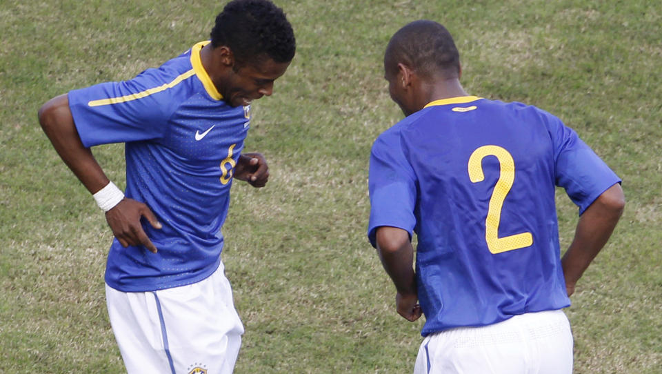 MANN � DANSE FOR: Michel Bastos (t.v) feirer debutm�let i Brasils landslagstr�ye mot Zimbabwe 2. juni. H�yreback Maicon er trolig forn�yd med sin nye makker som kan bli en av VMs store kometer. Foto: Scanpix/Reuters