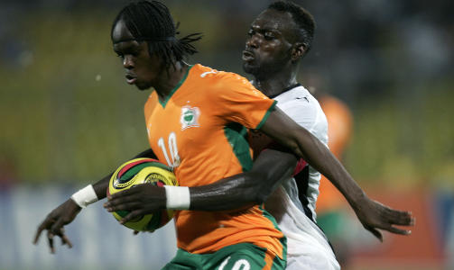 EN H�NDFULL: John Mensah fra Ghana (t.h.) pr�ver � holde styr p� Elfenbenkystens  Gervais Yao Kouassi. Foto: Reuters