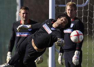 HVEM F�R SPILLE? : Joe Hart (bak) m� konkurrere med Robert Green (t.v.) og David James om Englands keeperplass. Foto: Reuters