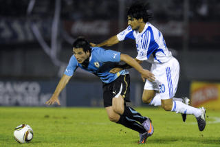 FORLANS SERVIT�R  Nicolas Lodeiro (t.v.) f�r viktige playmakeropgaver i Uruguays spennende angrep. Foto: AFP