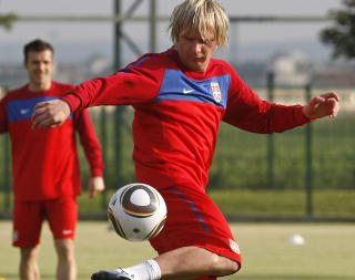 DEN NYE NEDVED?: Serbias Milos Krasic blir av mange sammenliknet med Tsjekkias gamle legende Pavel Nedved. Foto: Scanpix/AFP