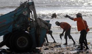 HER RYDDER DE OPP: Fra Juhu Beach i Mumbai, India, i dag. Foto: EPA/DIVYAKANT SOLANKI