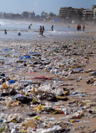 MER OG MER PLAST: Plastkonsumet �ker i hele verden. Mellom 500 milliarder og 1 billion plastposer blir brukt i verden hvert �r. Her fra Mumbai, India. Bildet er fra i dag. Foto: EPA/DIVYAKANT SOLANKI