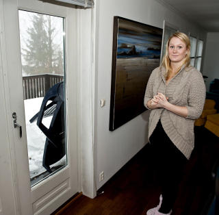 RINGTE POLITIET: Madeleine Fuhrmann ringte politiet med en gang hun forsto at det hadde v�rt innbrudd. Foto: �istein Norum Monsen.