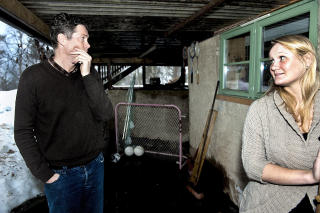 SKADER: Mark Fuhrmann og Madeleine viser frem et av vinduene i kjelleren der tyvene fors�kte � komme seg inn. Han ansl�r at skadene bel�per seg til 15 000 kroner. Foto: �istein Norum Monsen.