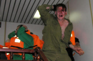 OVERMANNET: Blodige israelske soldater blir vist fram p� forsida av den tyrkiske storavisa Hurriyet i dag. Foto: AFP/HURRIET