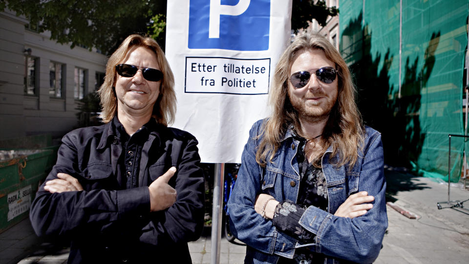 TO BR�DRE SOM VIRKELIG ER BR�DRE: Aslag Haugen (t.v.) og Lars H�vard Haugen i spissen for Hellbillies. Foto: Lars Eivind Bones/Dagbladet