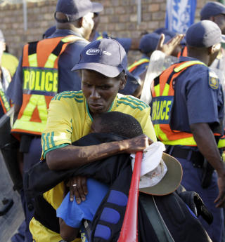 FLERE SKADD: Makhulong Stadion ligger i omr�det Thembisa, en forstad til Johannesburg, og har en kapasitet p� rundt 10 000 tilskuere. Stadion brukes som treningsarena, og skal ikke brukes under selve mesterskapet. Foto: FRANK AUGSTEIN/AP