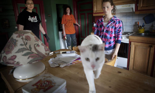 �DELAGT HUS:  I tre m�neder har dyra levd isolert i dette huset. Gulvene i f�rste etasje, samt et soverom m� helrennoveres grunnet katteavf�ring. Huseier Stine Tidemandsen (midten), og datter Vibecke (13) (t.v) og Wenche Drag�r fra Dyrebeskyttelsen p� Lillehammer.
Foto: Jon Terje Hellgren Hansen / Dagbladet