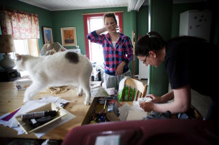KATTE-JAKT: Etter en times katte-jakt fikk Wenche og Vibecke tak i alle kattene.
Foto: Jon Terje Hellgren Hansen / Dagbladet