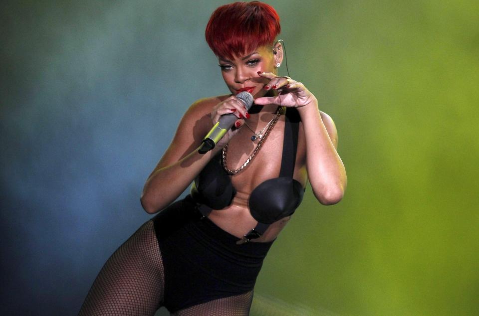 PLANLEGGER UTDRIKNINGSLAG: Rihanna planlegger venninna Katy Perrys utdrikningslag. Der vil Perry at Rihanna skal stille opp uten en tr�d. Foto: SCANPIX/ EPA/JAVIER LIZON