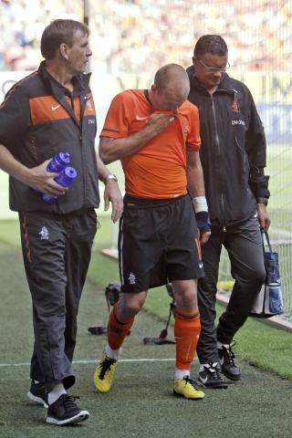KUNNE MISTET VM: Robben var bedr�vet da han m�tte g� av banen l�rdag. Foto: AP/Peter Dejong