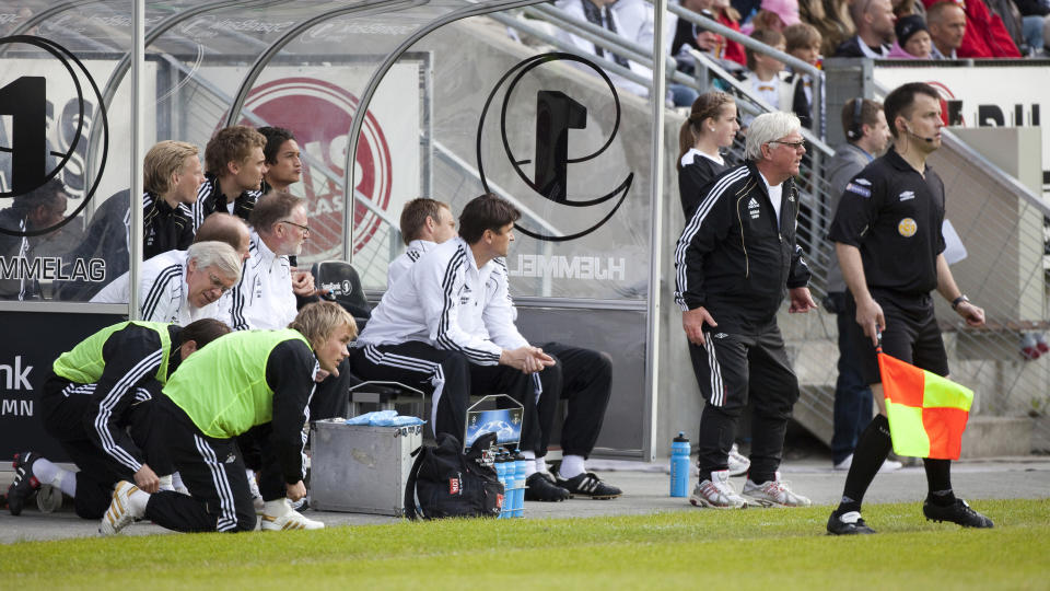 FULL KONTROLL: - Hva hvis den gamle mester Eggen n� tar RBK b�de til seriegull pluss Champions League, mens han fyller opp de lett glisne benkeradene p� Lerkendal i samme slengen? Esten O. S�ther stiller sp�rsm�let til Rosenborg-ledelsen.