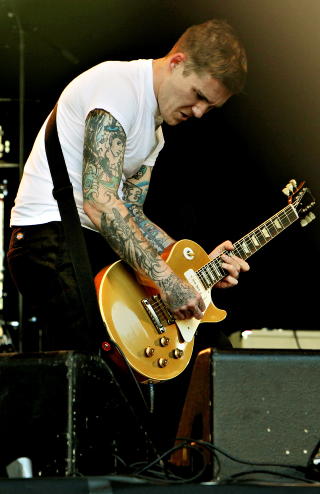 P� HOVE: I fjor spilte Alex Rosamilia og Gaslight Anthem P� Hovefestivalen. I august skal de rocke �yafestivalen. Foto: Lars Eivind Bones / Dagbladet