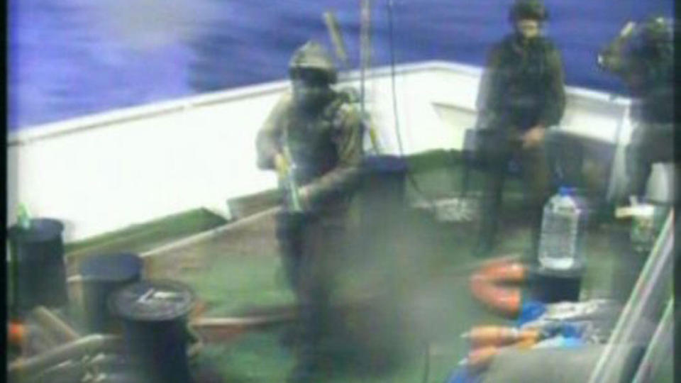 MINST NI D�DE: Aksjonen mot Gaza-b�ten �Mavi Marmara� ble d�delig fordi aktivister fors�kte � lynsje v�re soldater, hevder den israelske amassad�ren. Foto: AFP