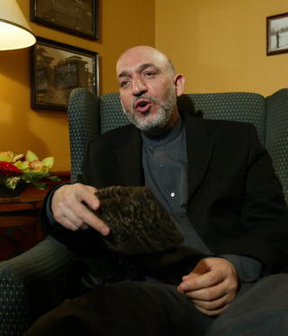 - M� LEVERE: Afghanistans president Hamid Karzai m� ta opp kampen mot korrupsjon, krever G8. Foto: Henning Lilleg�rd/Dagbladet