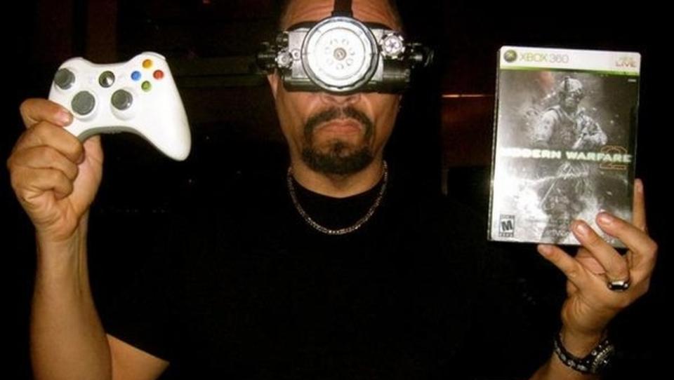 GLAD I SPILL: Ikke lenge etter at �Modern Warfare 2� var lansert, poserte Ice-T med denne nattkikkerten. N� har han r�pet at han skal v�re med i �Gears of War 3�.