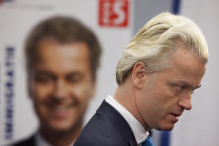 PRESENTERTE PROGRAMMET: 23. april presenterte Geert Wilders programmet sitt. Han har laget det selv. Han er eneste medlem i partiet, som ikke er noe egentlig parti, fordi Wilders mener partier st�tter opp under elitene. Foto: AFP/ROBIN UTRECHT
