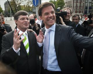 TAPER TERRENG: Kristeligdemokratenes leder, Nederlands statsminster Jan Peter Balkenende (til venstre), har overlevd fire regjeringssammenbrudd. Han blir nok ikke statsminister igjen n�, men kan havne i en h�yrekoalisjon der Mark Rutte (til h�yre) overtar statsministerposten. Foto: EPA/ERIK VAN 'T WOUD
