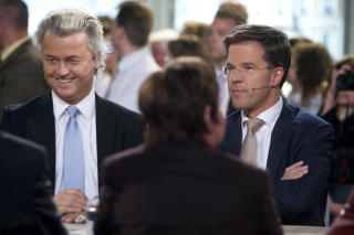 H�YREKOALISJON: Det mest sannsynlige utfallet av valget i Nederland akkurat n� ser ut til � v�re en h�yrekoalisjon med kristeligdemokratene og VVD med deres leder Mark Rutte (til h�yre) som statsminister. Her kan Geert Wilders f� en plass. Foto: AFP
