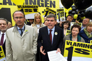 VIL LEGGE NED BELGIA: Vlaams Belang med leder Bruno Valkeniers (til vesntre) og Filip Dewinter (i midten). 13. juli g�r belgierne til valg. Dette flamske h�yrepartiet vil melde seg ut av Belgia. Foto: AFP/JULIEN WARNAND