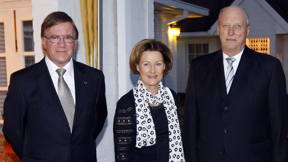 VARSLET: Ambassad�r i S�r-Afrika, Tor Christian Hildan, her sammen med kong Harald og dronning Sonja p� den norske ambassadeboligen i Pretoria i S�r-Afrika i fjor h�st. 
Foto: Lise �serud / Scanpix