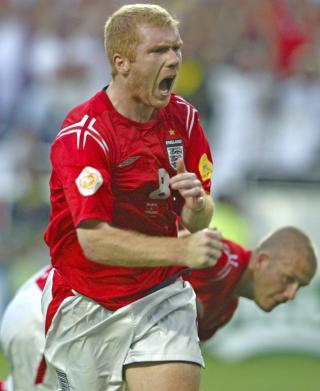 TRAKK SEG ETTER EM I 2004: Her jubler Paul Scholes for scoring i EM-sluttspillet i 2004. Etter mesterskap annonserte han at han gir seg p� landslaget. Foto: EPA/KERIM OKTEN