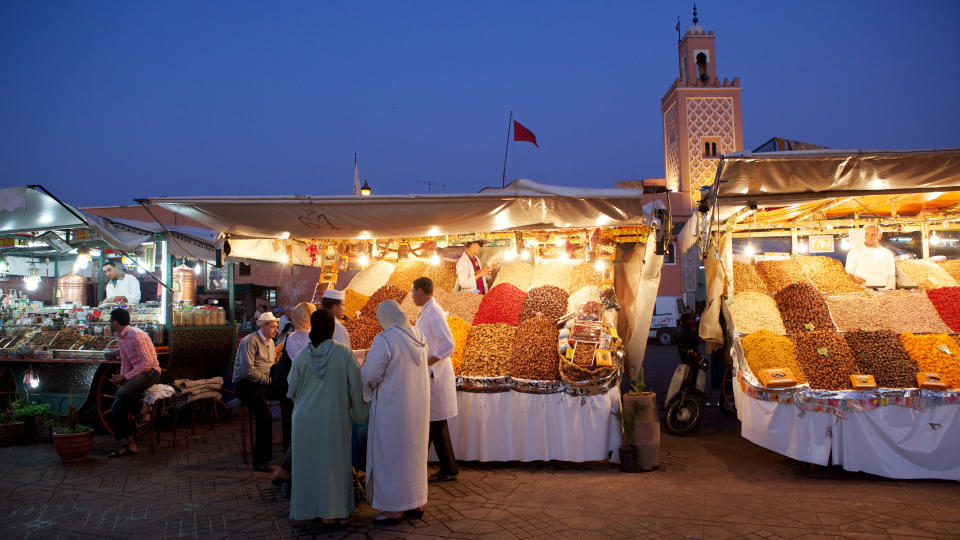 Fargeeksplosjon: Markedet p� torget i Marrakech utfordrer alle sansene p� en gang.