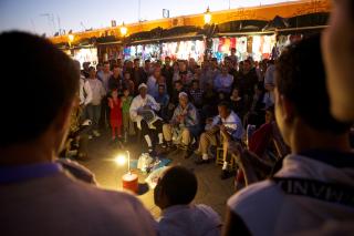 Gj�glernes plass: P� torget er b�de eventyrfortellere, slangetemmere og musikanter.