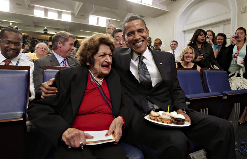 STOR �RE: Da Helen Thomas fylte 89 fikk hun bursdagsmuffins av en �Happy Birthday�-syngende Obama, som fyller �r p� samme dato. Foto: J. Scott Applewhite / AP