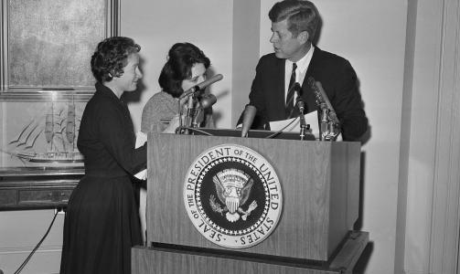 LANG KARRIERE: Her snakker Helen Thomas (i midten) med president John F. Kennedy - i mai 1963.Foto: Bill Allen/ AP