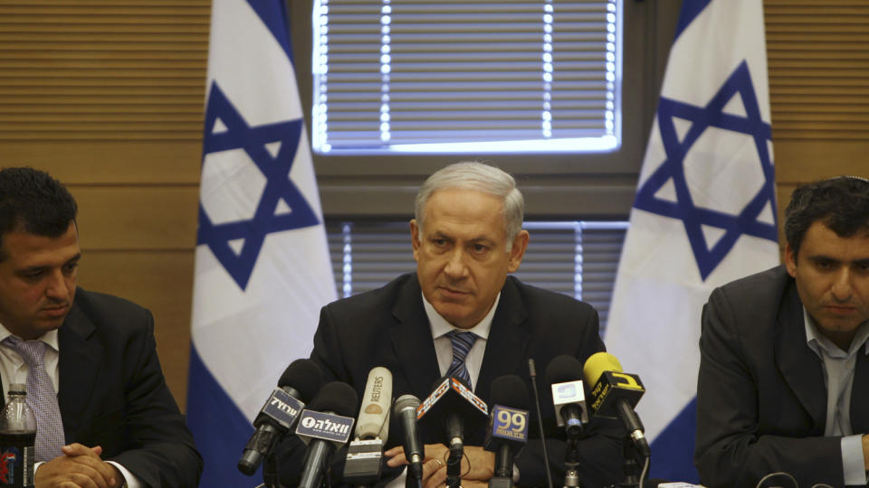 INTERNT: Benjamin Netanyahu annonserer at Israel vil gjennomf�re en intern granskning av bordingen som f�rte til at ni aktivister d�de. Israel har tidligere nektet � delta i en FN-granskning. Foto: Reuters